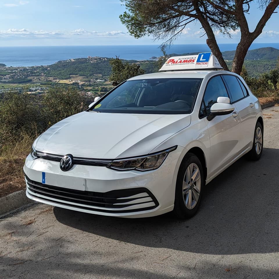 VW Golf 8 amb la Costa Brava al fons