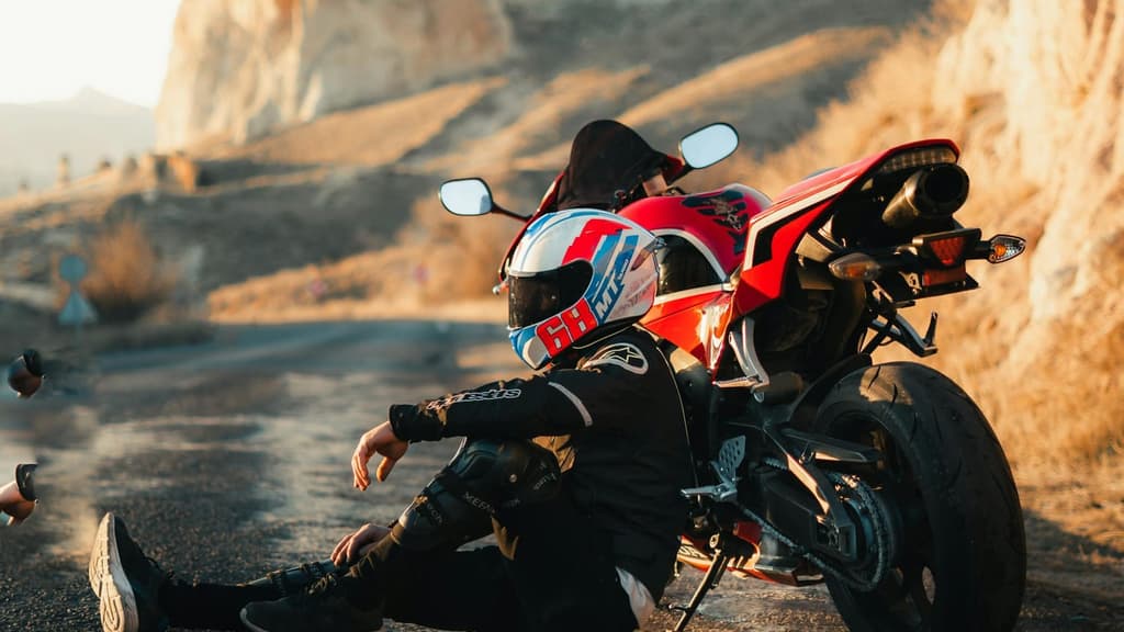 Motocicleta gran com les del permís A en carretera
