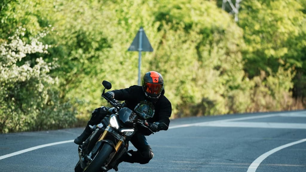 Moto de carnet A2 en carretera