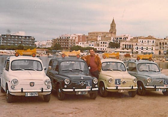Quatre cotxes Seat 600 d'Autoescola Palamós alineats al port