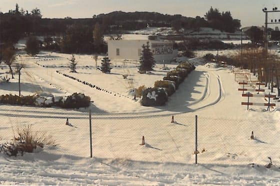 La pista de pràctiques de l'autoescola nevada, als anys setanta