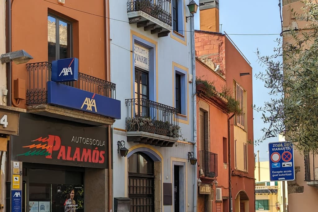 Façana d’Autoescola Palamós a la Plaça de la Vila